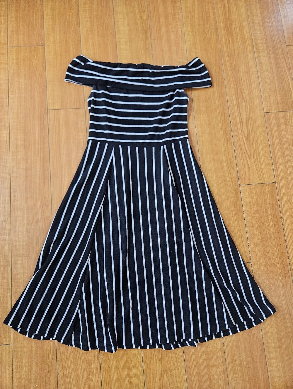 NEW No Tags Mossimo Over Off-Shoulder Blck & Whte Striped Fit-and-Flare Dress M - Picture 4 of 15
